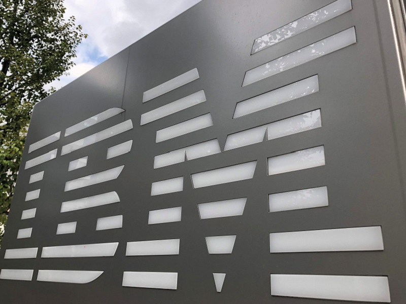 IBM Cloud是一個支持混合雲的平台，與三大主要雲端平台有所不同的地方在於：